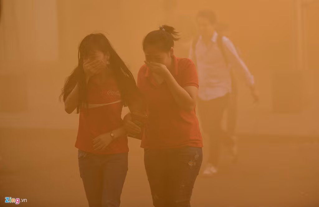 Đám cháy tiếp tục lớn, khói khí độc mù mịt, nhiệt độ đám cháy tăng cao, đe dọa đến tính mạng và sức khỏe của những người bị kẹt trong khu vực cháy.