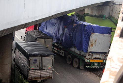 Đây không phải lần đầu những chiếc xe quá khổ bị mắc kẹt. Trong hình là chiếc xe đầu kéo chở hàng quá khổ đã bị kẹt dưới gầm cầu vượt Quang Trung, phường Trung Mỹ Tây, quận 12, thành phố Hồ Chí Minh. Nguồn ảnh: Tin tức.