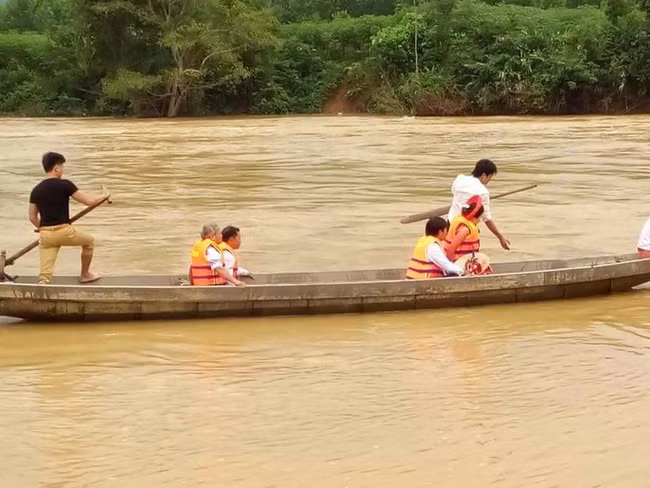 Ảnh độc ngày cưới mùa lũ.