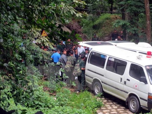 Ngày 3/11, các bộ phận chính của máy bay trực thăng EC130T2 bị nạn vào ngày 18/10 tại Bà Rịa-Vũng Tàu đã được lực lượng chức năng bàn giao cho Binh đoàn 18, đưa về sân bay Vũng Tàu phục vụ công tác điều tra nguyên nhân tai nạn. Ảnh đón thi thể 3 phi công của máy bay 8632 EC130T2 tại chân núi Dinh. (Ảnh: Đoàn Mạnh Dương/TTXVN).