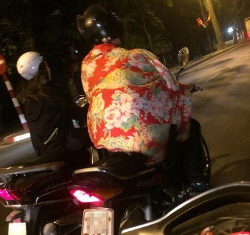 Chăn con công xuống phố...