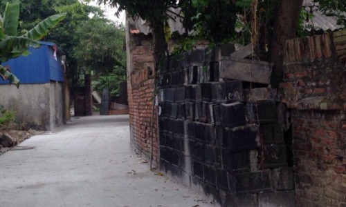 Không khó đê bắt gặp những chồng vỏ bình ắc quy qua tái chế ở thôn Đông Mai, xã Chỉ Đạo, huyện Văn Lâm, Hưng Yên.