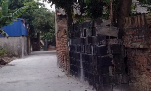 Không khó đê bắt gặp những chồng vỏ bình ắc quy qua tái chế ở thôn Đông Mai, xã Chỉ Đạo, huyện Văn Lâm, Hưng Yên.