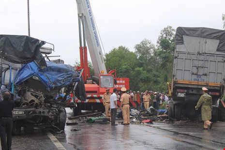 Ngày 31/10, trên tuyến đường tránh QL1 đoạn qua thôn An Đô (phường Hương Chữ, thị xã Hương Trà, Thừa ThiênHuế) xảy ra vụ tai nạn giao thông làm một tài xế tử vong, một tài xế khác bị mất hai chân và một phụ lái bị thương. Nguồn ảnh: Pháp luật TP HCM.