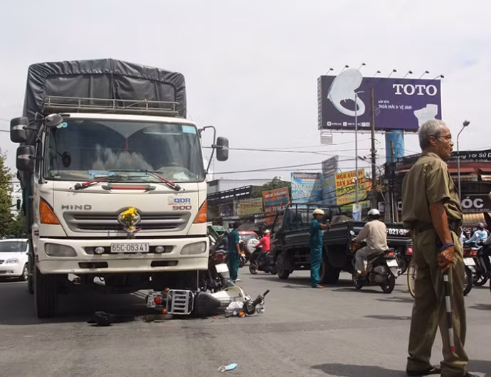 Ngày 3/11, tại giao lộ Mậu Thân và đường 3/2 (phường Xuân Khánh, quận Ninh Kiều, TP. Cần Thơ) một xe tải va chạm với xe máy khiến 2 nữ sinh trên xe máy ngã xuống đường và bị xe tải cuốn vào gầm, kéo lê khoảng hơn 5m. Cả hai nhập viện trong tình trạng nguy kịch. Nguồn ảnh: An toàn giao thông.