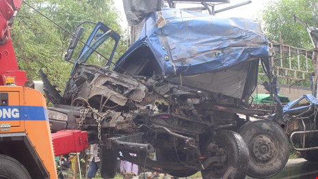 Vào thời điểm xảy ra tai nạn, chiếc xe tải do Trương B. (SN 1992, trú thị xã Hương Trà, Thừa Thiên-Huế) điều khiển chạy theo hướng Nam-Bắc đến địa điểm trên thì mất lái đâm vào chiếc xe tải chạy hướng Bắc-Nam. Nguồn ảnh: Pháp luật TP HCM.