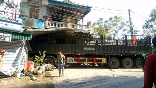 Ngày 4/11, một xe tải kéo theo rơ moóc đã bất ngờ mất lái, đâm vào nhà dân tại địa phận khu 2 xã Vân Tùng, huyện Ngân Sơn, tỉnh Bắc Kạn khiến hai người phụ nữ trong nhà tử vong tại chỗ, ngôi nhà bị đâm hư hỏng nặng.