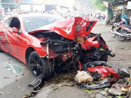 Sáng 31/10, chiếc Hyundai Genesis Coupe lưu thông trên đường Nguyễn Văn Quá (quận 12) mất lái, đâm vào gốc cây bên đường khiến chiếc xe biến dạng, tài xế bất động, bị kẹt cứng bên trong cabin. Nguồn ảnh: Thông tấn xã VN.