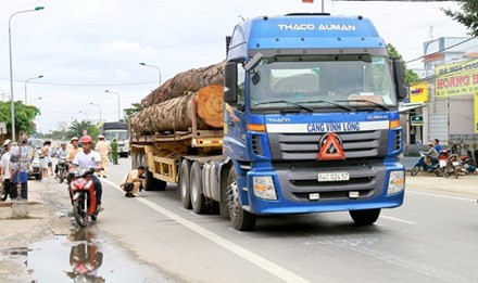 Ngày 3/11, trên tuyến quốc lộ 1, đoạn thuộc ấp Tân Quới Đông, xã Trường An, TP Vĩnh Long, tỉnh Vĩnh Long đã xảy ra vụ tai nạn giao thông nghiêm trọng, làm hai người chết tại chỗ. Hai xe máy chạy cùng chiều va chạm, làm cả hai người điểu khiển ngã xuống đường, ngay lúc xe đầu kéo kéo theo rơ-mooc chở đầy gỗ đang đà lao tới cán chết hai nạn nhân tại chỗ. Nguồn ảnh: Lao Động.