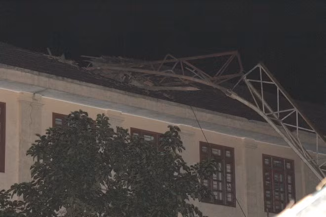 Vụ sập cần cầu làm nam sinh tử vong khiến nhiều học sinh chứng kiến vụ việc không khỏi bàng hoàng, sợ hãi. Nguồn ảnh: VTC.