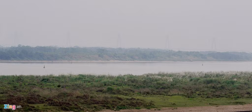 Nhìn từ cầu Long Biên, cầu Nhật Tân khó có thể quan sát rõ bằng mắt thường.