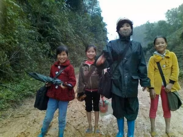 Trong cuộc đời mỗi người, hình ảnh về mái trường, thầy cô bao giờ cũng thật thiêng liêng, cao quý. Nhân ngày nhà giáo Việt Nam 20/11, mời độc giả cùng ngắm lại những hình ảnh lay động trái tim về tình thầy trò ở khắp nơi trên đất nước. Hình ảnh cô giáo Đinh Thị Như Hoa - Trường tiểu học Số 1 Văn Hán Đồng Hỷ (Thái Nguyên) gửi xe ở lại cùng học sinh đi bộ đến trường, để kịp giờ vào lớp. Nguồn ảnh: Thái Nguyên edu.