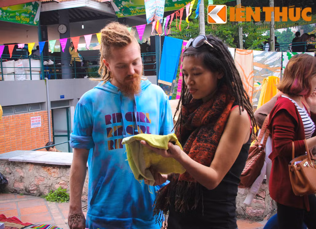 Khá nhiều khách nước ngoài đến phiên chợ Bohemian.