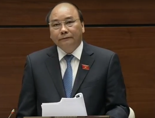 Thủ tướng Nguyễn Xuân Phúc trả lời ý kiến ĐBQH. Ảnh chụp màn hình truyền hình trực tiếp.