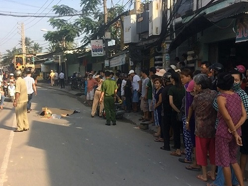 Ngày 10/11, anh Nguyễn Quốc P. (30 tuổi, ngụ Gò Vấp) điều khiển xe gắn máy lưu thông trên đường Tô Ngọc Vân (hướng từ quốc lộ 1 về đường Hà Huy Giáp) va chạm với xe tải đang chở xe máy xúc lưu thông cùng chiều phía trước. Vụ va chạm khiến xe anh P. bị vướng vào xe tải và bị kéo lê đi một đoạn tử vong tại chỗ. Ảnh: Báo Công An Nhân Dân.