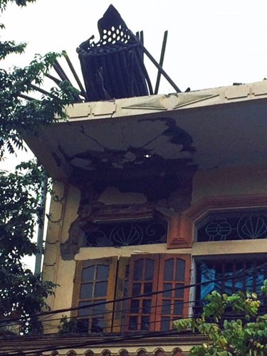 Vụ nổ lò hơi làm 2 công nhân tử vong tại chỗ, 7 người khác bị thương, làm sập và biến dạng phần mái nhà xưởng, các cột bê tông bị bẻ gẫy. Lực nổ cũng khiến đất đá, vật liệu, bê tông và phụ kiện của lò hơi bị thổi tung, văng xa hàng chục mét, làm ảnh hưởng đến công trình của các hộ dân liền kề nhà máy thuộc các tổ 15, 17 và 21 của phường Quan Triều. Đây là vụ nổ lò hơi thứ hai xảy ra từ cuối tháng 10 đến đầu tháng 11 này. Nguồn ảnh: Nông Nghiệp.