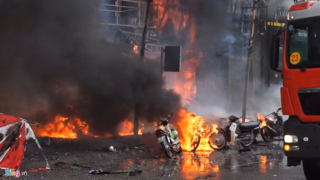 Vụ cháy quán karaoke trên đường Trần Thái Tông (Cầu Giấy, Hà Nội) hôm 1/11 là một trong nhiều sự kiện nổi bật trong tuần qua. Nguyên nhân của vụ cháy là do hàn xì biển quảng cáo bên ngoài quán karaoke, ngọn lửa bùng phát sau đó lan sang thêm 3 nhà cạnh quán. Vụ cháy khiến 13 người tử vong, toàn bộ vật dụng, tài sản trong khu vực xảy ra hỏa hoạn đều bị thiêu trụi hoàn toàn. Nguồn ảnh: Zing.