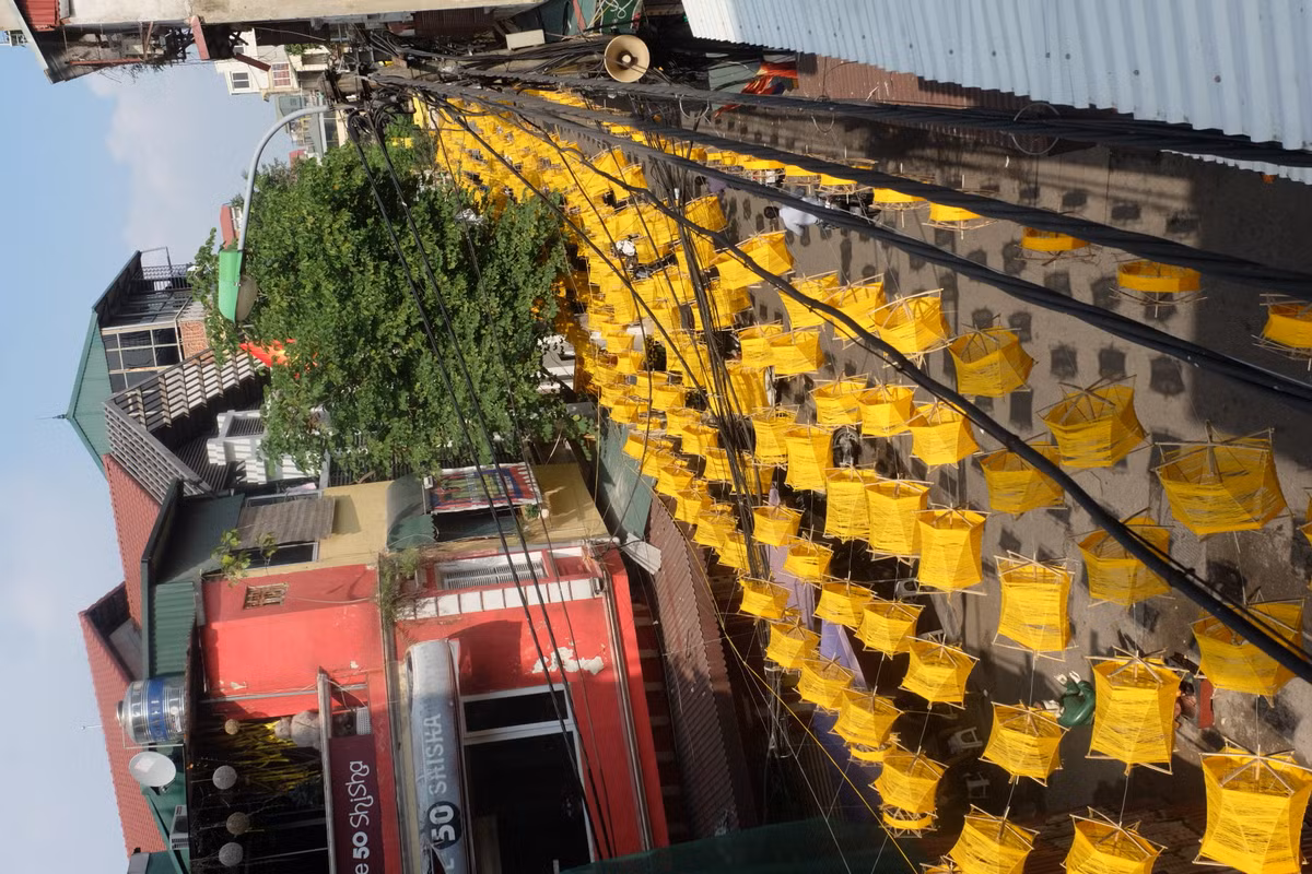 Nhìn từ trên cao xuống, con phố cổ treo 1.000 chiếc guồng quay tơ như có một dòng suối vàng óng chảy qua.