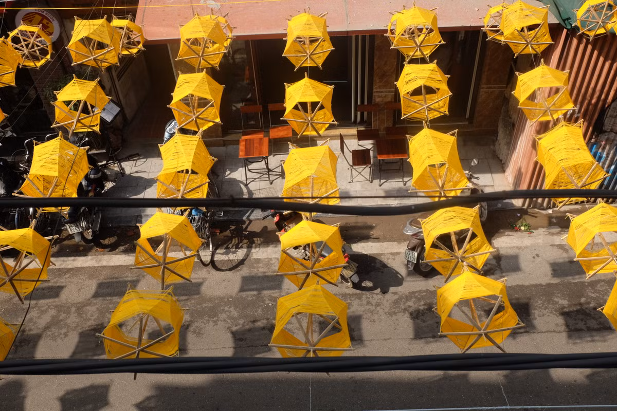 Theo thuật ngữ của ngành thêu thì đây là những chiếc vay, có nghĩa là chiếc guồng quay tơ hay còn gọi là cái xa tơ.