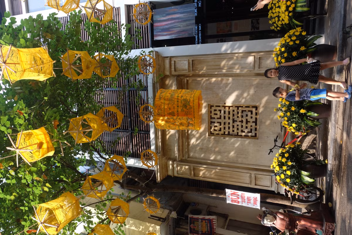 Bên cạnh việc treo những chiếc guồng quay tơ, đường phố còn được nhấn nhá bằng những chậu cúc vàng tươi.