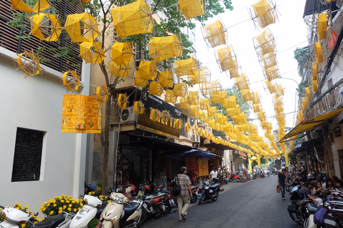 Với nhiều người, đây là lần đầu nhìn thấy những chiếc guồng quay tơ.