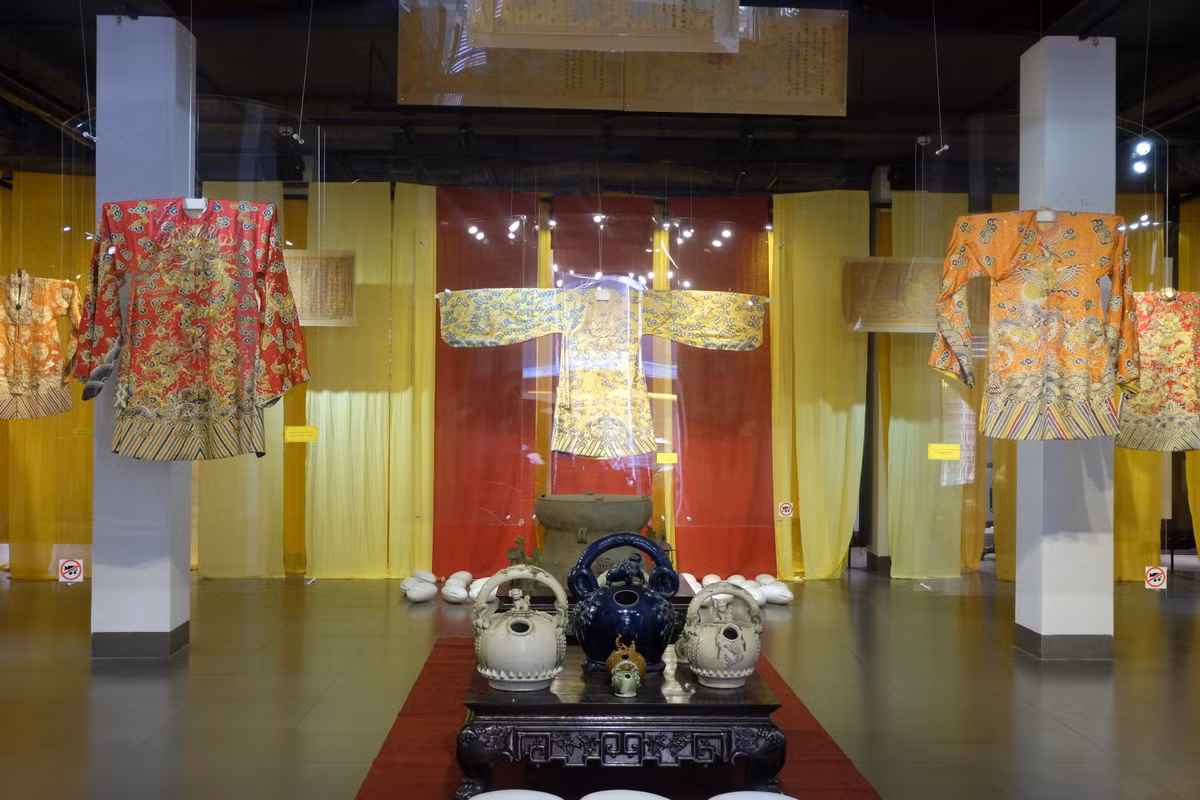 Bên cạnh việc ngắm con đường tơ đẹp mắt, người dân Hà Nội còn có cơ hội chiêm ngưỡng trang phục áo dài được phục dựng lại theo phong cách trang phục cung đình thuở xưa của nghệ nhân Vũ Giỏi được triển lãm tại trung tâm giao lưu văn hóa Phố cổ Hà Nội, 50 Đào Duy Từ.