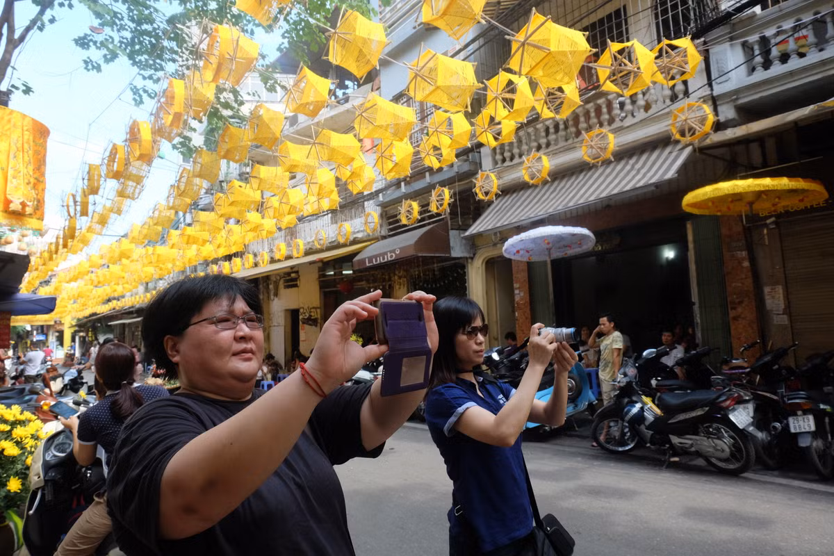 Tranh thủ chụp ảnh con phố vàng tuyệt đẹp.