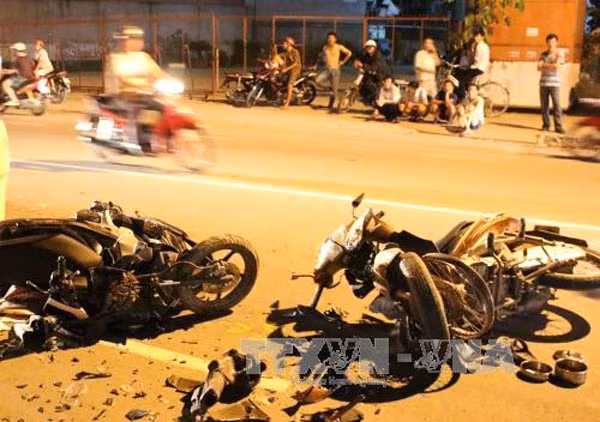 Vụ va chạm giữa một xe máy và ô tô xảy ra vào chiều 23/11, trên Quốc lộ 30 (đoạn qua ấp 1, xã Mỹ Tân, TP. Cao Lãnh, tỉnh Đồng Tháp) đã khiến nữ sinh 19 tuổi - người điều khiển xe máy bị thương rất nặng. Cô gái bị dập nát đùi phải và dập nát cẳng chân trái. Tại hiện trường, chiếc xe máy bị hư hỏng nhiều bộ phận. Nguồn ảnh: TTXVN.