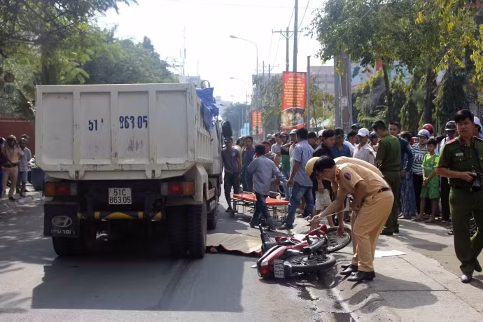 Sáng 21/11 trên đường số 48 (quận 4, TP.HCM) đã xảy ra một vụ TNGT khiến một người lái xe ôm tử vong. Theo thông tin ban đầu, ông Cường (49 tuổi, ngụ quận 4), hành nghề lái xe ôm đang điều khiển xe máy đi trên đường số 48, đến trước quán Nhà Sàn (phường 3, quận 4) thì bất ngờ bị xe ben đang lưu thông cùng chiều tông mạnh từ phía sau. Cú va chạm mạnh khiến ông Cường tử vong tại chỗ. Nguồn ảnh: ATGT.