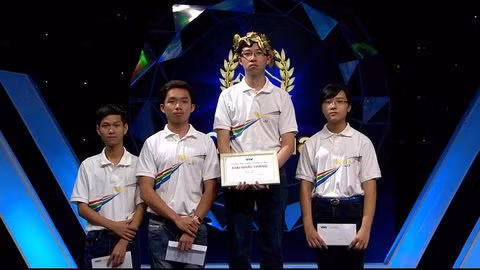 "Cậu bé Google" là biệt danh mọi người đặt cho Phan Đăng Nhật Minh (sinh năm 2000, THPT Hải Lăng, Quảng Trị) vì Nhật Minh có khả năng ghi nhớ kiến thức "khủng", đa lĩnh vực và khả năng trả lời các câu hỏi trong nhiều kỳ thi "quá nhanh, quá nguy hiểm". Nguồn ảnh: Công an TP HCM.