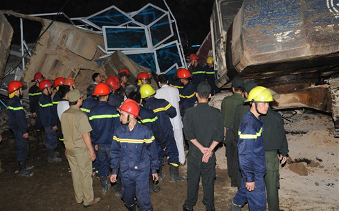 Tại hiện trường vụ việc, đống đổ nát từ căn nhà 5 tầng bị đổ sập tràn ra chiếm khoảng 1/6 diện tích vườn hoa đối diện chợ Trung tâm TP Cao Bằng. Bên cạnh đó, một xe ben, 1 máy xúc đào móng căn nhà cạnh nhà 5 tầng bị đổ sập bị vùi trong đống đổ nát. Nguồn ảnh: VOV.