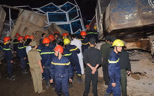 Tại hiện trường vụ việc, đống đổ nát từ căn nhà 5 tầng bị đổ sập tràn ra chiếm khoảng 1/6 diện tích vườn hoa đối diện chợ Trung tâm TP Cao Bằng. Bên cạnh đó, một xe ben, 1 máy xúc đào móng căn nhà cạnh nhà 5 tầng bị đổ sập bị vùi trong đống đổ nát. Nguồn ảnh: VOV.