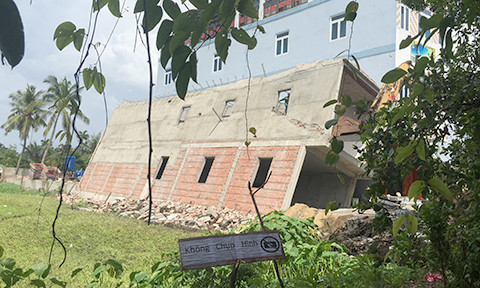 Cũng trong khoảng thời gian này, một căn nhà 2 tầng đang xây bị đổ sập ở vùng ven Sài Gòn. Rất may, vụ tai nạn không có thương vong về người. Nguồn ảnh: Công an TP HCM.