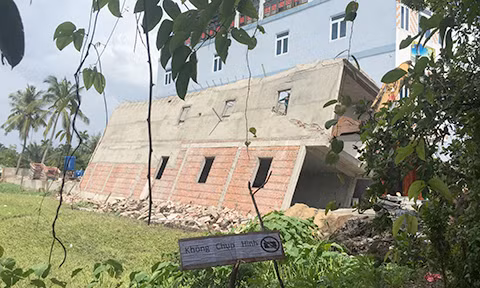 Cũng trong khoảng thời gian này, một căn nhà 2 tầng đang xây bị đổ sập ở vùng ven Sài Gòn. Rất may, vụ tai nạn không có thương vong về người. Nguồn ảnh: Công an TP HCM.