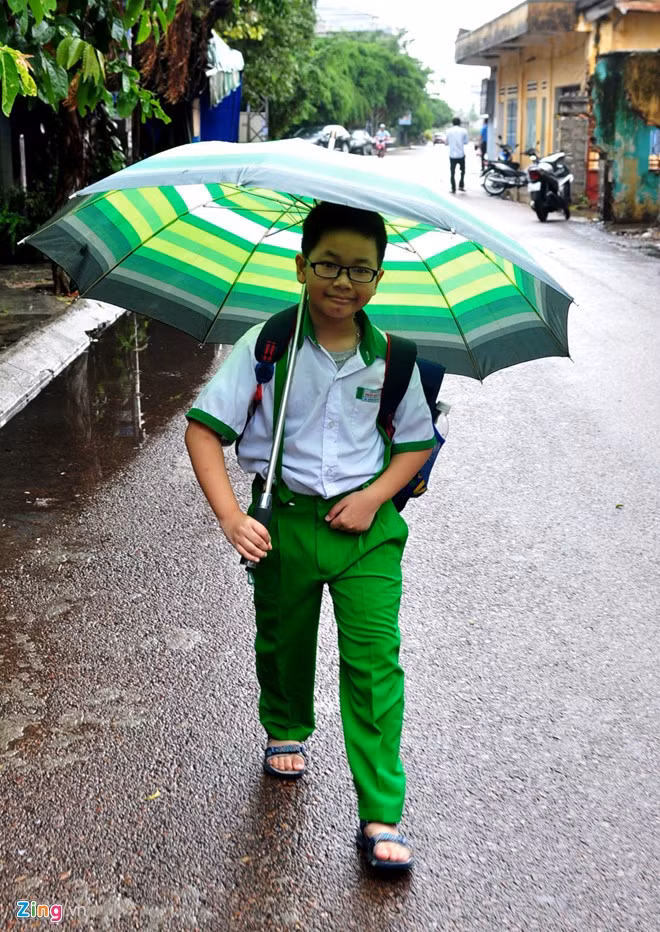 Ông Nguyễn Đăng Quyền (bố Nhật Minh), cho biết từ lúc con trai tròn 3 tuổi, gia đình thường cho em xem những chương trình hoạt hình dạy tiếng Anh. Lúc đầu, vợ chồng ông thấy con nói được nhiều từ, chỉ nghĩ em bắt chước phim.