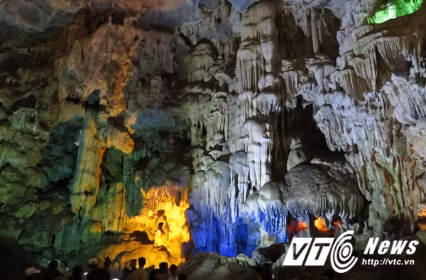 Trưa 22/11, tin từ UBND tỉnh Quảng Ninh cho biết, trước những nghi vấn xung quanh hiện tượng một số nhũ đá trong hang động trên Vịnh Hạ Long bị xâm hại, đoàn kiểm tra liên ngành của TP Hạ Long (Quảng Ninh) đã đưa kết luận: Hiện tượng các khối thạch nhũ có kích thước lớn bị gãy đổ là do hoạt động kiến tạo hoặc do trọng lực đã xảy ra từ hàng chục năm trước, không có dấu hiệu bị phá hủy, xâm hại. Nguồn ảnh: VTC.