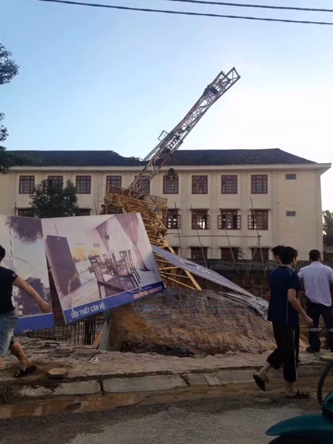 Hình ảnh phần còn lại của cần cẩu bên công trình xây dựng bật tung, kéo theo nhiều tấm bảng quảng cáo. Được biết, dự án đang thi công phần móng thì xảy ra vụ tai nạn sập cần cẩu. Nguồn ảnh: Công an nhân dân.