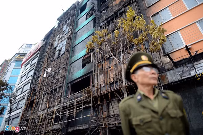 Sáng 2/11, hơn 7 giờ sau khi 13 thi thể được đưa khỏi đám cháy, hiện trường còn lại là những khung nhà cháy đen, trơ khung sắt. Hình ảnh hiện trường vụ cháy karaoke 13 người chết ở Hà Nội.