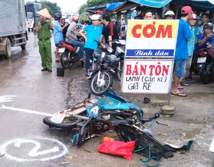 Cũng trong ngày 17/11, ô tô tải BKS: 51C-173.57 lưu thông trên đường 830, từ hướng Bến Lức đi huyện Đức Hòa. Khi đến địa bàn ấp 8, xã Lương Hòa, huyện Bến Lức thì đâm vào xe máy mang BKS: 52T3-1902 do ông Lê Văn Vạn (xã An Thạnh, huyện Bến Lức) điều khiển chở ông Trần Văn Thiện, ngụ cùng địa phương. Chưa dừng lại, xe tải lao về phía trước gần 10m, tiếp tục va chạm với xe tải khác chạy chiều ngược lại. Cú đâm liên hoàn khiến ông Vạn tử vong tại chỗ, ông Thiện bị thương nặng được người dân đưa vào bệnh viện cấp cứu. Nguồn ảnh: Giao thông.