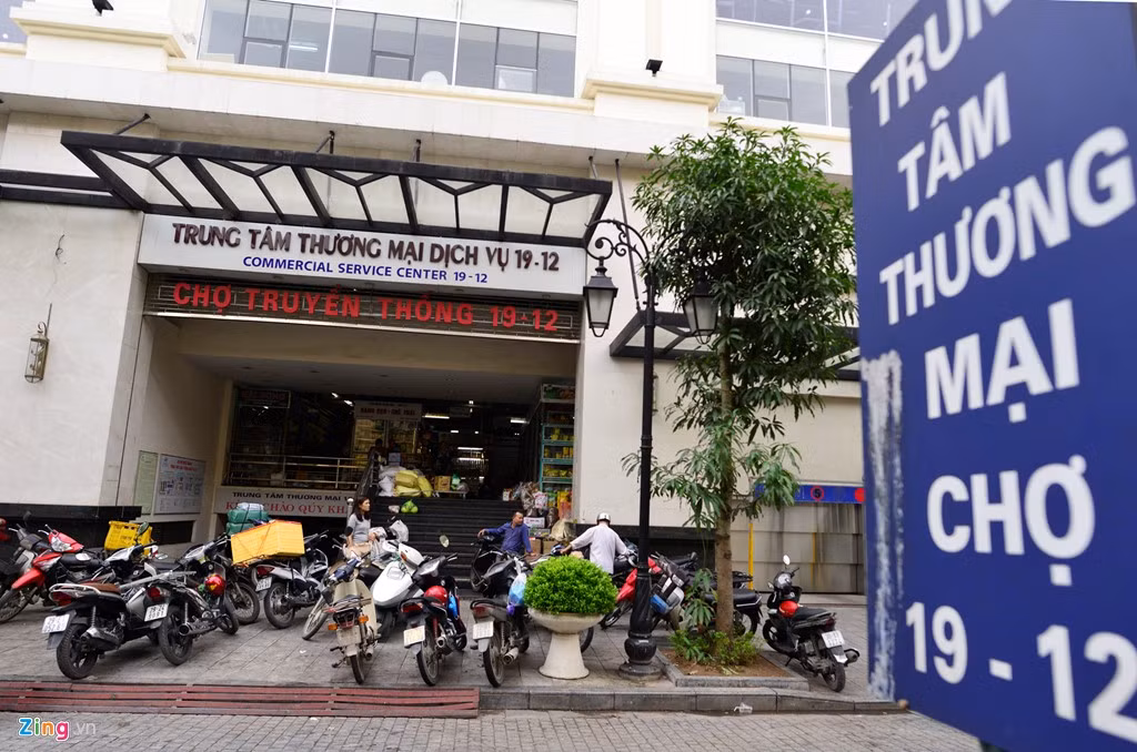 Đầu phố là Trung tâm Thương mại 19-12, sầm uất từ sáng tới tối.