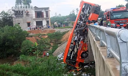 Hình ảnh chiếc xe khách treo lủng lẳng trên cầu khiến nhiều người không khỏi hoảng hồn. Nguồn ảnh: An ninh thủ đô.