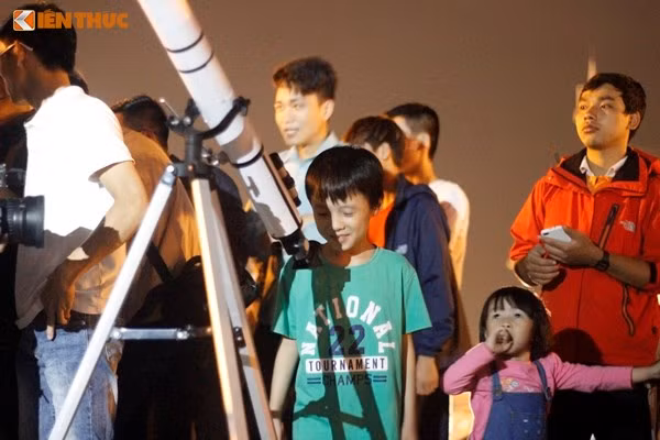 Hàng trăm người dân Thủ đô đã ùn ùn kéo nhau ra SVĐ Mỹ Đình để có cơ hội chiêm ngưỡng hiện tượng kỳ thú được gọi là siêu trăng thế kỷ.