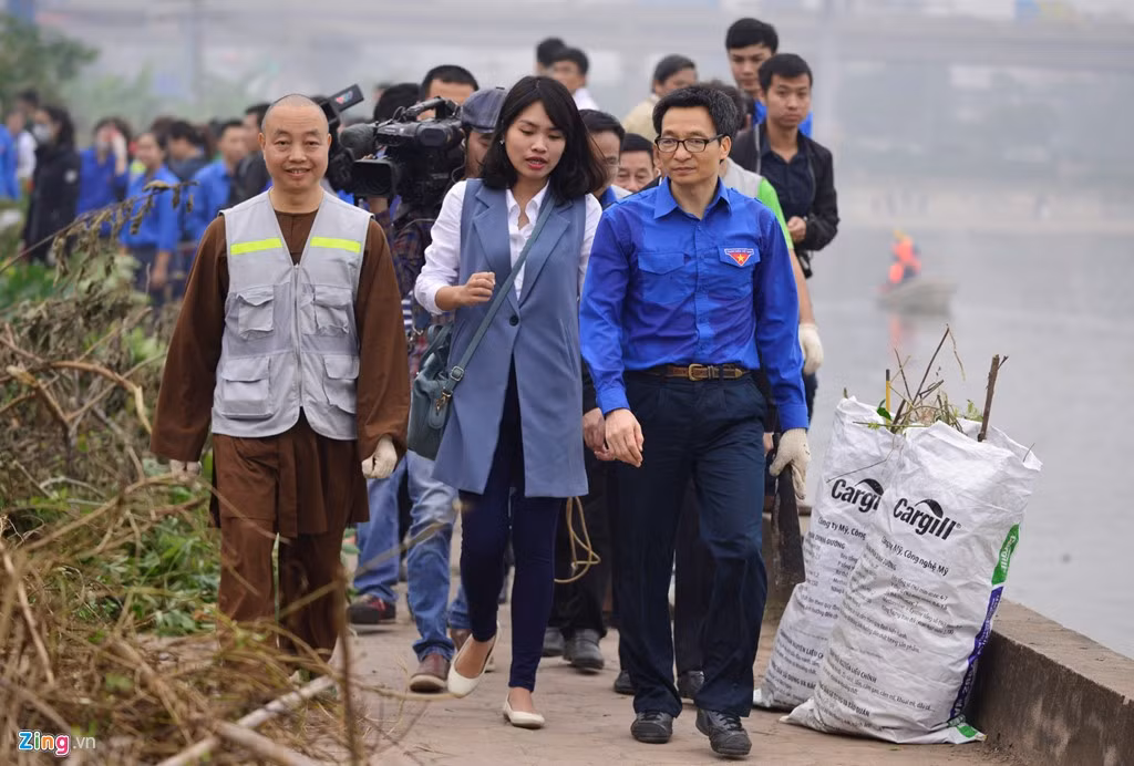 Đây là chiến dịch "Tử tế với môi trường" nhân ngày "Tử tế Thế giới" được tổ chức thường xuyên nhiều tại nhiều nước. Chương trình sáng nay dọn sạch, phát quang bụi rậm gần 500 m đường quanh hồ Linh Đàm.