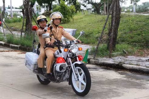 Lúc này, tuy mệt nhưng cậu bé rất hứng khởi khi tham gia hoạt động tuần tra bằng xe mô tô. Nguồn ảnh: Tuổi Trẻ.