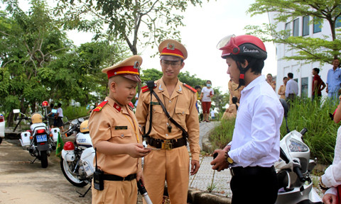 Dũng ra hiệu dừng xe để kiểm tra. Nguồn ảnh: Afamily.