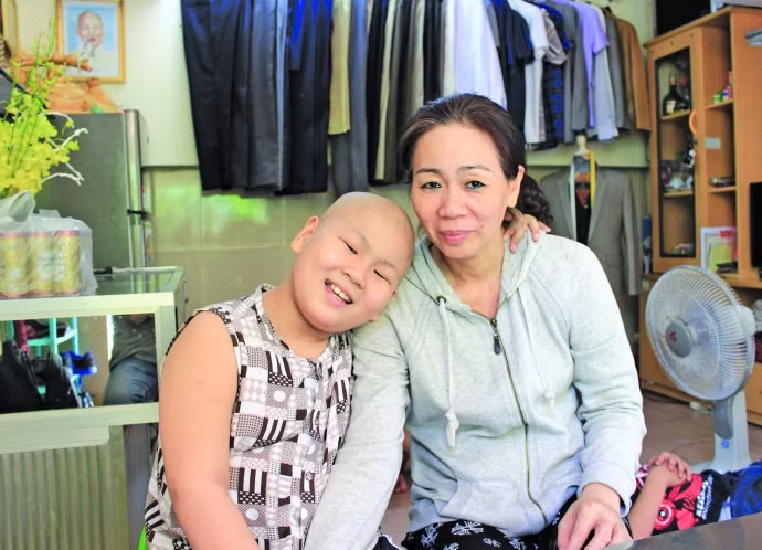 Hoàn cảnh sống của Dũng khá vất vả, cha cậu bé đột ngột qua đời, ba mẹ con Dũng nương tựa vào nhau để sống. Năm 2015, Dũng phát hiện mắc ung thư máu. Kể từ đó, bệnh viện Ung bướu Đà Nẵng trở thành ngôi nhà thứ hai của cậu bé. Nguồn ảnh: Báo Giao thông.