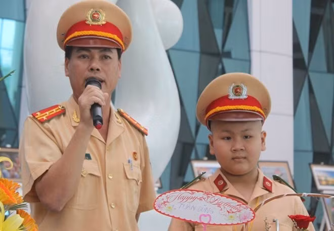 Giúp sức cho Dũng thực hiện ước mơ còn có tổ chức thiện nguyện Vu Lan của các phật tử trên địa bàn, huy động các tổ chức, cá nhân thiện nguyện may cho Dũng một bộ áo quần sắc phục CSGT. Cậu bé đã có hai tiếng trải nghiệm các công việc của một người chiến sỹ cảnh sát giao thông. Nguồn ảnh: Zing.