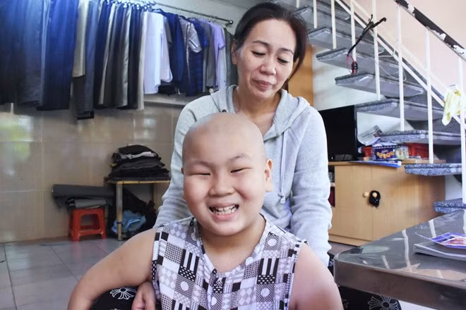 Sau nhiều tháng ngày chống chọi với căn bệnh quái ác, Đỗ Tuấn Dũng (Đà Nẵng) - cậu bé ung thư ước mơ làm CSGT đã qua đời hôm 3/11. Câu chuyện về em và những hành động của nhiều bác sỹ, chiến sỹ công an giúp biến ước mơ của Dũng thành sự thật khiến nhiều người rơi lệ. Cùng nhìn lại những hình ảnh ý nghĩa về ước mơ của cậu bé. Nguồn ảnh: Zing.