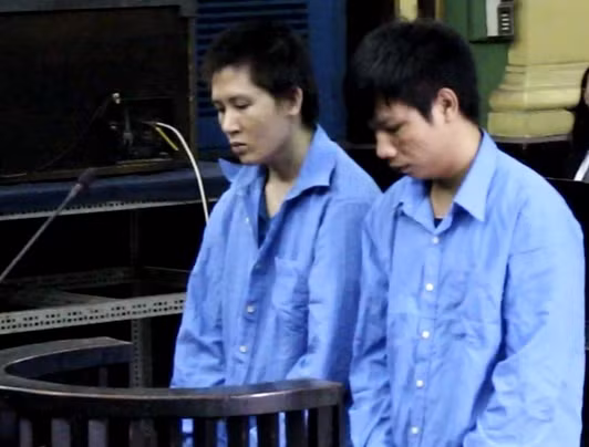 Ngày 7/9, TAND TP HCM đã tuyên phạt Nguyễn Văn Thủy (SN 1993, quê Nghệ An) mức án tử hình và Vi Minh Toàn (SN 1990, quê Bình Thuận) mức án 14 năm tù cùng về tội “Giết người”. Vụ án mạng xảy ra do mâu thuẫn giữa Thủy, Toàn và người bán rau tên Thiện. Khi không hỏi mua hành lá ở quán của Thiện để về nấu mì tôm, Toàn và Thủy đã xô xát, dùng dao đâm Thiện khiến anh này tử vong ngay sau đó. Nguồn ảnh: Báo Giao thông.