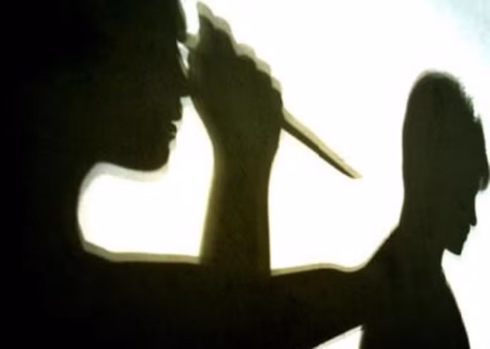 Không ít vụ giết người vì lý do "khó đỡ" đã xảy ra, chỉ vì những lý do hết sức đơn giản, thậm chí ngớ ngẩn, nhiều người đã không thể kiềm chế, tước đi mạng sống của người khác. Tối 9/5/2015, Mai Văn Tân (41 tuổi, ở xã Bình Giã, huyện Châu Đức, Vũng Tàu) cùng Đào Văn Thắng (27 tuổi, xã Bàu Chinh, huyện Châu Đức) và 2 người nữa cùng ngồi nhậu. Khi rượu đã ngà ngà say, cả nhóm nhìn vào lon nước tăng lực bò húc và to tiếng tranh luận hình ảnh con bò trên đó là bò đực hay cái. Thắng tự ái khi bị Tân đuổi về nên đạp chân vào bụng Tân rồi bỏ đi. Cú đạp khiến Tân tử vong ngay sau đó. Ảnh minh họa.